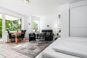 トラフェミュンデにあるStrand-Parkのベッドルーム1室(ベッド1台、テーブル、椅子付)