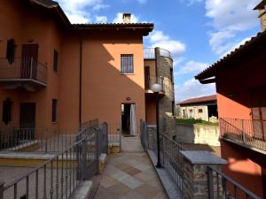 an alleyway leading to a building with a gate at Belvilla by OYO La Torre in Belvedere Langhe