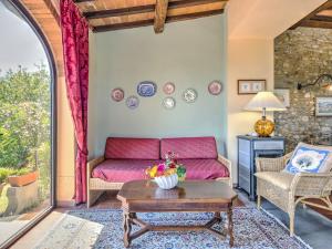 Gallery image of Cozy Holiday Home in Tavarnelle Val di Pesa with Shared Pool in Tavarnelle in Val di Pesa