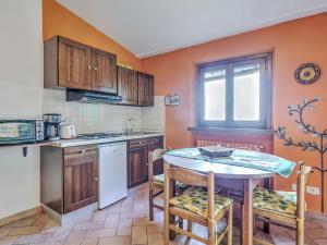 タヴァルネッレ・ヴァル・ディ・ペーザにあるCozy Holiday Home in Tavarnelle Val di Pesa with Shared Poolのキッチン(テーブル、テーブル、椅子付)