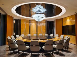 una sala de conferencias con una mesa grande y sillas en Howard Johnson Plaza by Wyndham Blue Bay Sihanoukville, en Sihanoukville 72 fotos más