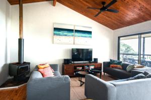 ein Wohnzimmer mit 2 Sofas und einem Flachbild-TV in der Unterkunft Beach Buoys in Point Lookout
