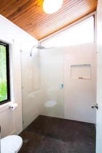 ein Bad mit einer Dusche und einer Glastür in der Unterkunft Beach Buoys in Point Lookout