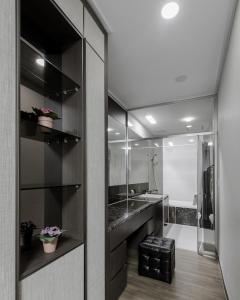 y baño con ducha a ras de suelo y lavamanos. en Elite apartments, en Astana