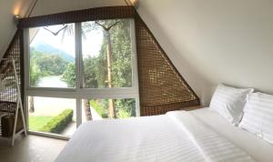 Ein Bett oder Betten in einem Zimmer der Unterkunft Solario Beachfront Villa - Koh Chang