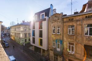 vista su una strada della città con edifici di 8 Svyatoho Teodora Square Apartments a Lviv