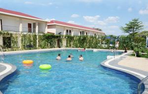 盧薩卡的住宿－贊比亞金孔雀酒店，一群人在游泳池玩耍