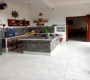 cocina con encimera en una habitación en RIKNA BEACH HOUSE, en Watukarung