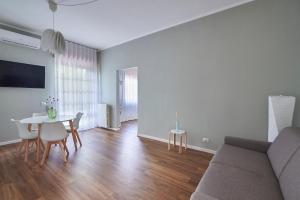 sala de estar con sofá y mesa en Lapilanoa - Suite & Pool, en Nardò