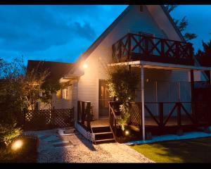 山中湖村にあるゲストハウスKOKOROの夜間の階段付きの家