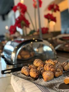 un montón de pasteles están sentados en una mesa en Stadshotellet Kristinehamn, en Kristinehamn