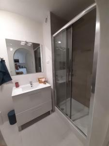 ein Badezimmer mit Dusche und Waschbecken in der Unterkunft Casa Verano eterno, Villa tot 16 personen in Benissa