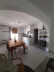 ein Wohnzimmer mit Tisch und Küche in der Unterkunft Casa Verano eterno, Villa tot 16 personen in Benissa