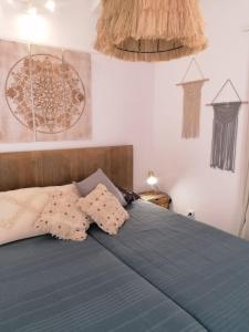 ein Schlafzimmer mit einem blauen Bett mit zwei Kissen darauf in der Unterkunft Casa Verano eterno, Villa tot 16 personen in Benissa