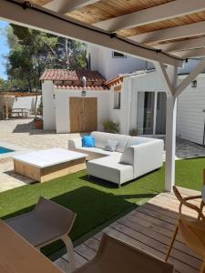 eine Terrasse mit einem weißen Sofa und einem Tisch in der Unterkunft Casa Verano eterno, Villa tot 16 personen in Benissa