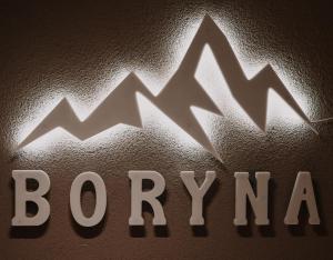 シュクラルスカ・ポレンバにあるPokoje Gościnne Borynaの四矢印の会社の看板