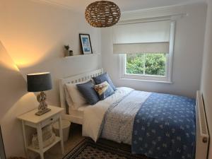 a small bedroom with a bed and a window at Centrally located, comfortable apartment near Station, Beach and North Laines in Brighton & Hove