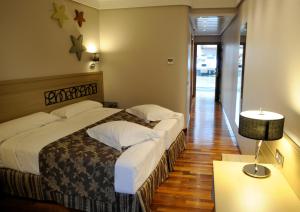 Posteľ alebo postele v izbe v ubytovaní Cumbria Spa Hotel 3* Sup