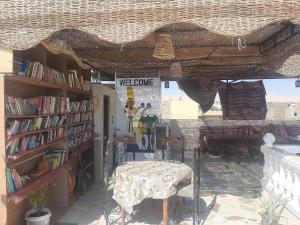 uma livraria com uma mesa e alguns livros em Luxor Bella Vista Apartments and Hotel em Luxor