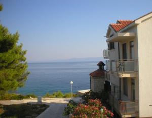 a view of the ocean from a building at Villa Adagio Apartments in Sumartin