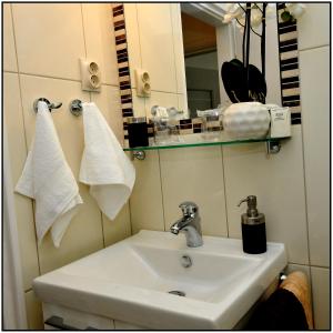 y baño con lavabo, espejo y toallas. en Apartment Karmen, en Dubrovnik