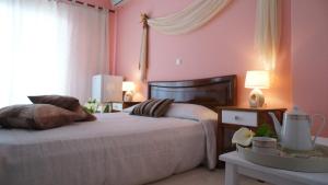 A bed or beds in a room at Idi
