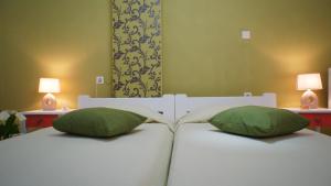 A bed or beds in a room at Idi