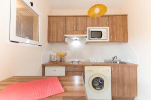 Kuchyňa alebo kuchynka v ubytovaní SolApartment