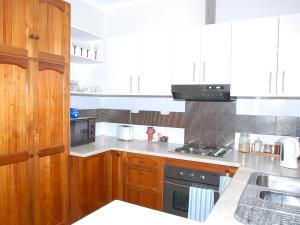 una cucina con armadi in legno e piano cottura. di Oatlands Retreat a Oatlands