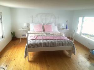 una camera da letto con un letto con cuscini rosa di Casa Candela a Tinajo