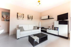 Televízia a/alebo spoločenská miestnosť v ubytovaní SolApartment