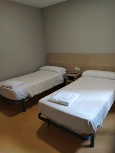 2 camas en una habitación pequeña con estrellita en APARTAMENTO SENDA SUR, en Porriño
