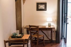 Zimmer mit einem Schreibtisch mit einer Lampe und einem Stuhl in der Unterkunft Agriturismo San Ottaviano in Monterotondo