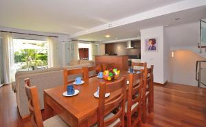 - une salle à manger et une cuisine avec une table et des chaises en bois dans l'établissement Villa Siulador 107 by Mallorca Charme, à Playa de Muro