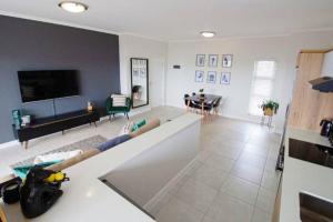 ein Wohnzimmer mit Couch und ein Esszimmer in der Unterkunft Ballito Hills Villa in Ballito