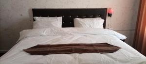 Postel nebo postele na pokoji v ubytování Al Midan Hotel