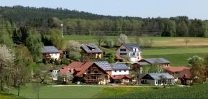 an aerial view of a house in a field at Apartment mit Gartenblick in Eckersdorf