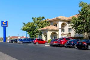 un estacionamiento con autos estacionados frente a un edificio en Comfort Inn & Suites Phoenix North - Deer Valley en Phoenix