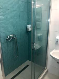 y baño con ducha de cristal y lavabo. en Régi Posta Étterem és Fogadó, en Debrecen