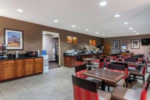 a restaurant with tables and chairs and a bar at Comfort Inn & Suites Lees Summit - Kansas City in Lees Summit