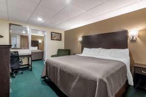 Rodeway Inn Lake George Outlets tesisinde bir odada yatak veya yataklar