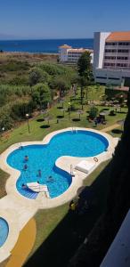 widok na basen w ośrodku w obiekcie Casa del Sol w mieście Manilva