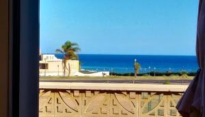 uma vista para o oceano a partir de uma varanda do hotel em Casa Laura em Caleta de Fuste