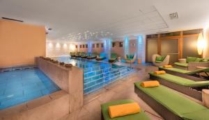 Bazén v ubytování Family Hotel Serena nebo v jeho okolí