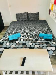 ein Bett mit einer Fernbedienung darüber in der Unterkunft Unica Via Edificio Girasol in Puerto de la Cruz + 14 Fotos