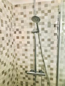 eine Dusche im Bad mit Fliesenboden in der Unterkunft Unica Via Edificio Girasol in Puerto de la Cruz