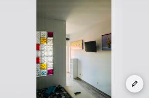 Cette chambre est dotée de peintures murales et d'une fenêtre. dans l'établissement Unica Via Apartment Edificio Girasol, à Puerto de la Cruz