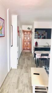 einen Flur mit einer Küche und einem Tisch in der Unterkunft Unica Via Edificio Girasol in Puerto de la Cruz