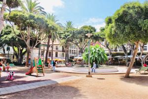 einen Park mit einem Spielplatz mit Spaziergängen und Bäumen in der Unterkunft Unica Via Edificio Girasol in Puerto de la Cruz