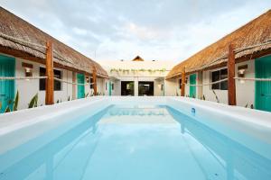 an empty swimming pool in a villa at Hotel Pelicano in Chiquila